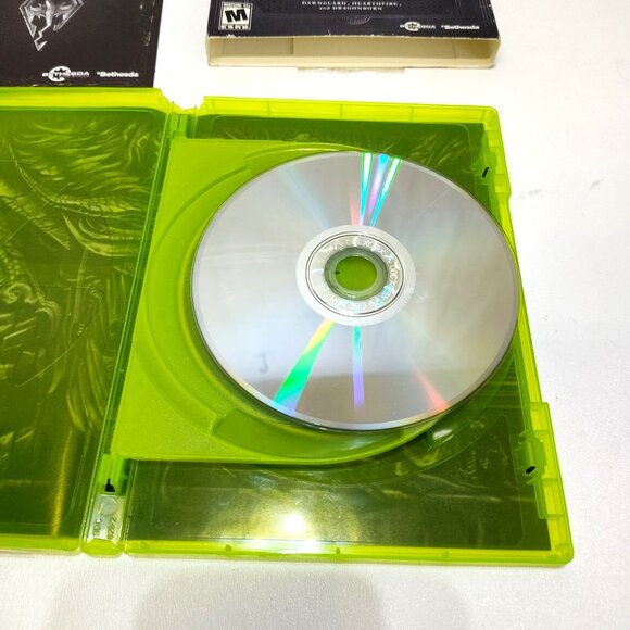 The Elder Scrolls V: Skyrim Legendary Edition Xbox 360 2-Disc Set W/ Booklet - Picture 3 of 8